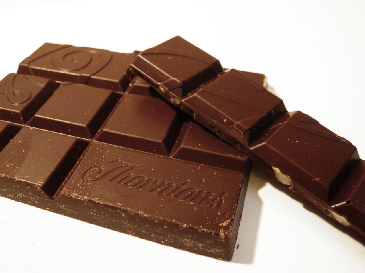 Видео с шоколадкой. Плитка шоколада. Плиточный шоколад. Шоколадная плитка. Шоколадка плитка.