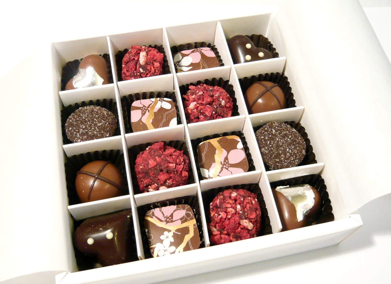 Сколько всего украшений лежит в коробке. Коробки конфет. Коробочки для конфет. Красивые конфеты в коробках. Коробочка со сладостями.