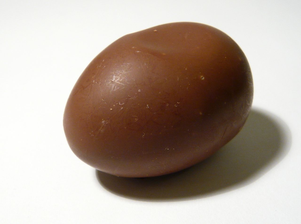 Browns kind. Шоколадное яйцо. Шоколад яйцо. Коричневое яйцо. Шоколадные яички.