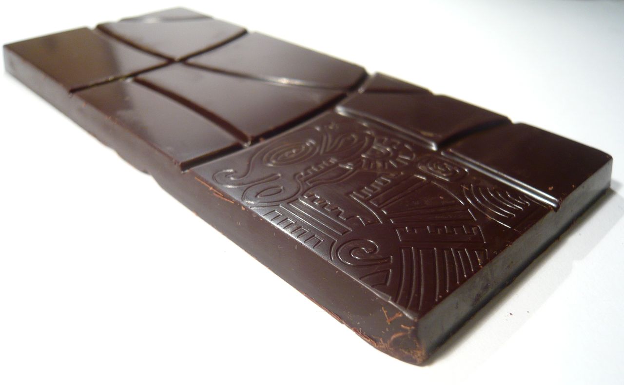 Шоколад купить в махачкале. Плитка шоколада. Шоколадная плитка. Большая плитка шоколада. Форма для отливки шоколадных плиток.