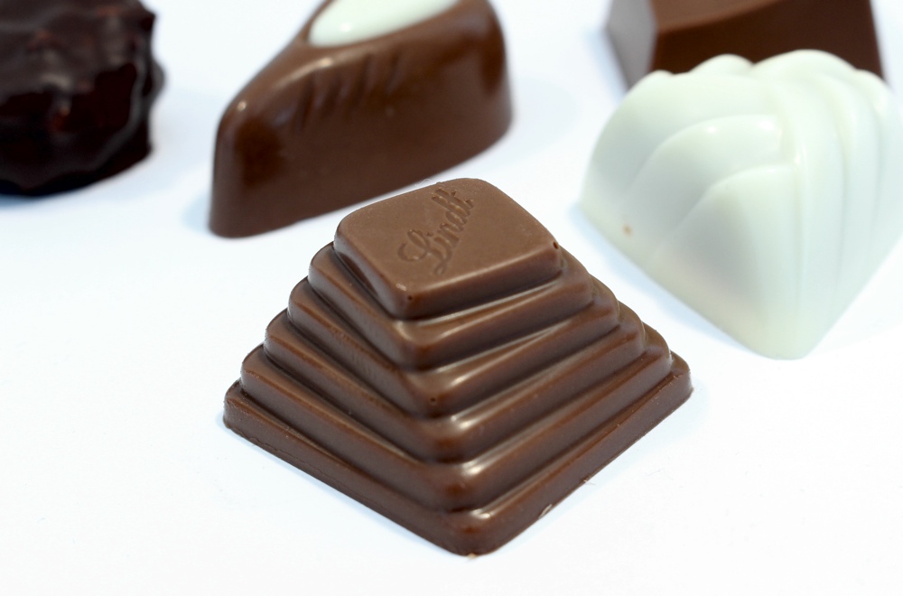 Lindt Champs-Elysees Assorted milk chocolates – Mon Panier Latin
